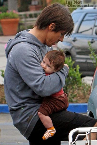 papa kiedis et son ptit everly bear 