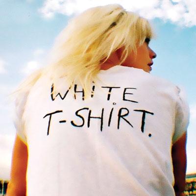 white t-shirt de micky green 